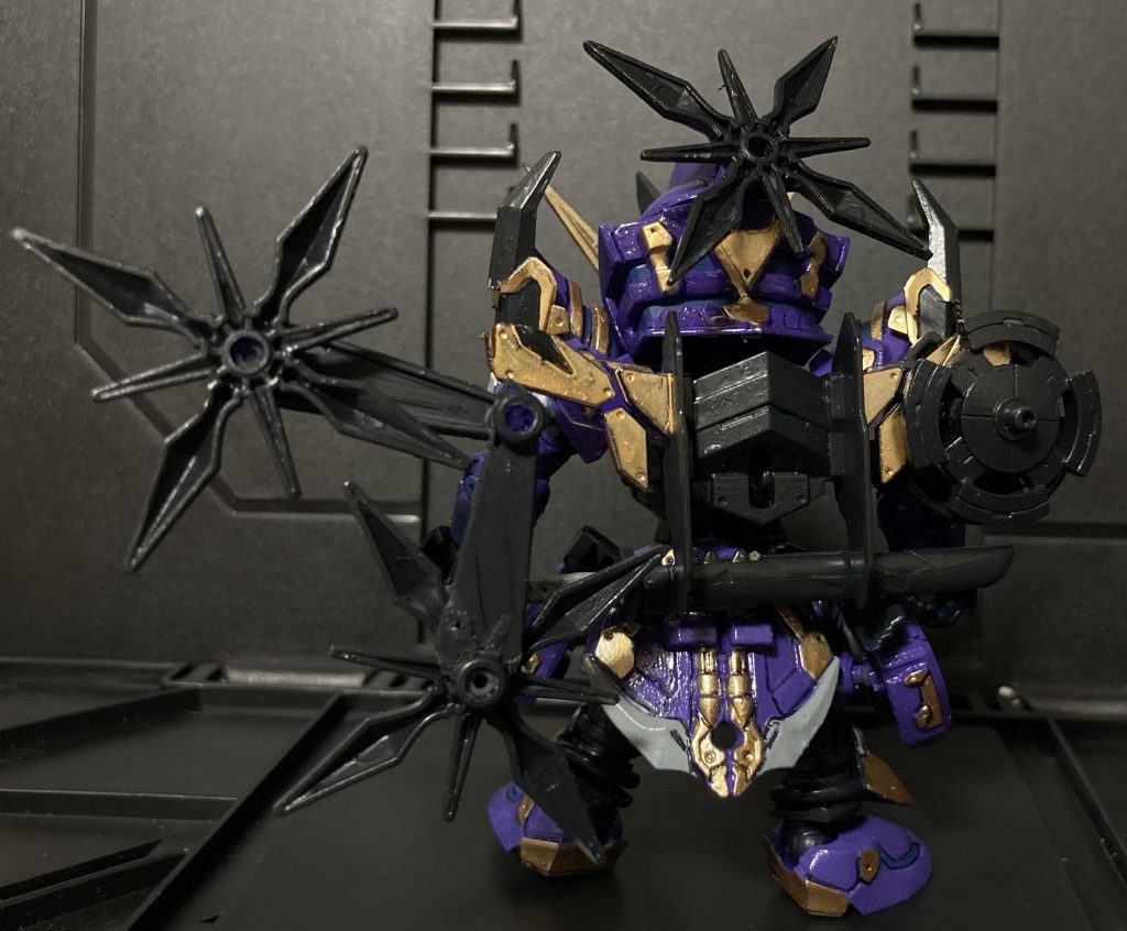 背部はあえて3分割して左側へと手裏剣を寄せてみましたそれと両肩に鉤爪をつけて肩周りに厳つさを増してみました