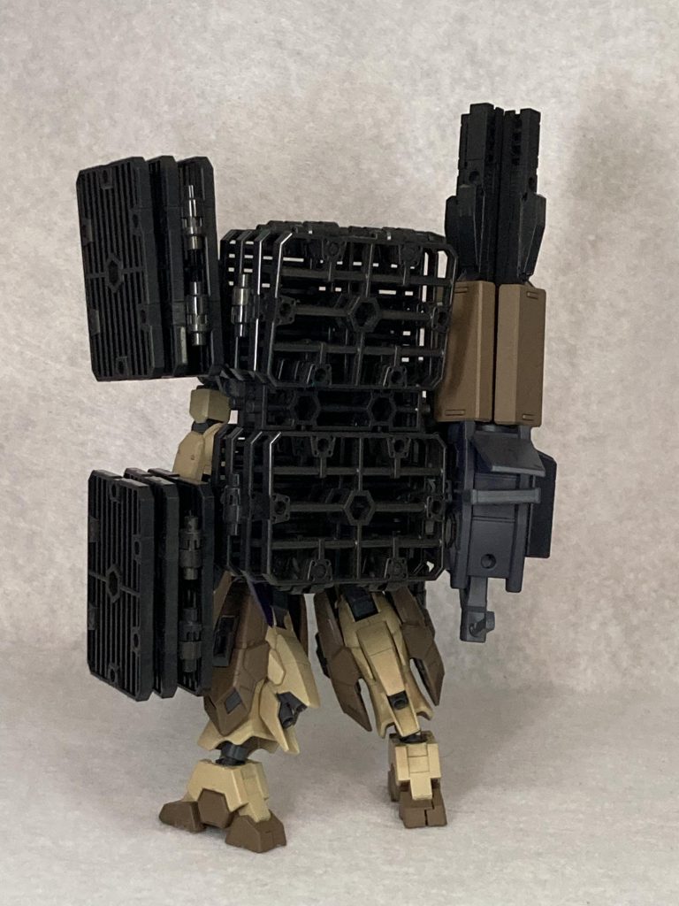 背面には4連装レールガトリングと設置式、装着式バリケードを装備そして脚部はペイルライダー2体分を使用し重量増加に対処