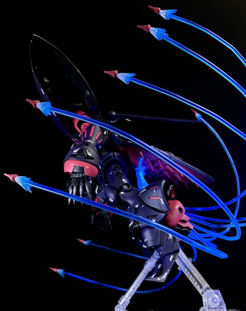 ファンネルエフェクトは10本作りました。透明プラ棒とバーニアエフェクトで自作。蛍光ブルーとクリアーホワイトで塗装。ファンネルはネオジム磁石で着脱式になっています。エフェクトも本体から着脱可能です。