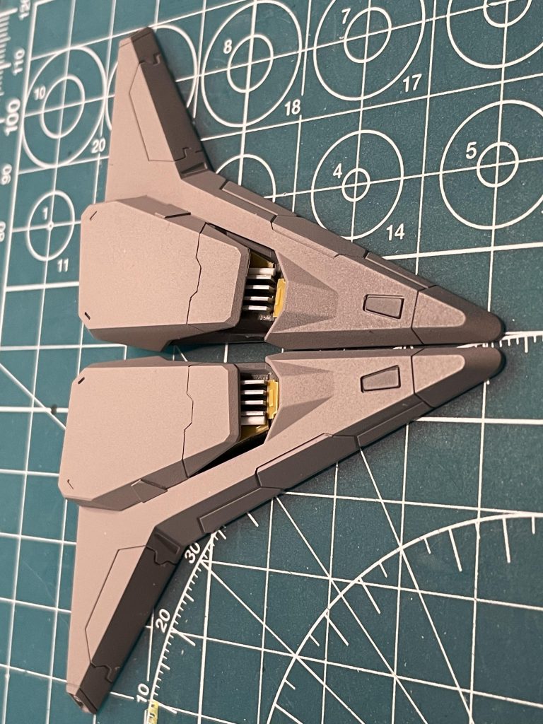 カバーというか、肩部の装甲を被せるとこんな感じ。塗装したらカッコ良くなったので、よかったよかった笑 一時はどうなることかと本気で後悔しておりました笑