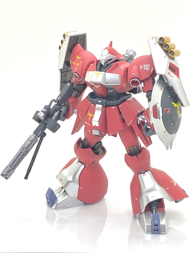 HGUC ヤクト・ドーガ (クェス・エア専用機)を成形色仕上げ+αで作ってみました。自分の今年の目標は逆襲のシャアに出たHGUCを全てカトキ風に仕上げる事でここまでνガンダム、サザビー、ジェガン、ギラ・ドーガ、そしてヤクト・ドーガ (ギュネイ・ガス専用機)とここまで来ました。後はリ・ガズィ、レズンギラドーガ、そういえばチョイ役でていました(笑)ジムⅢ、そしてクエス機のヤクト・ドーガですが、前々からΞガンダムを作ってみたいと思っていたので、パイロットのマフティーに縁のあるクエス機のヤクト・ドーガをチョイスする事にしました。ギュネイ機と兄弟機なのでなるべく同じ位置にマーキングする事とギュネイ機のゴールドと対象となるシルバーをで塗る事による共通の世界観を目指して二機目のヤクトを作る事にします。