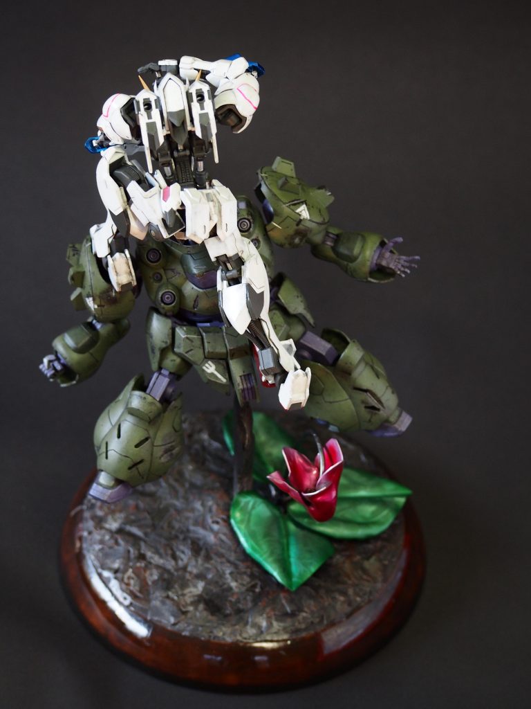 土台は、鉄華団のマークの元になってるシクラメン。