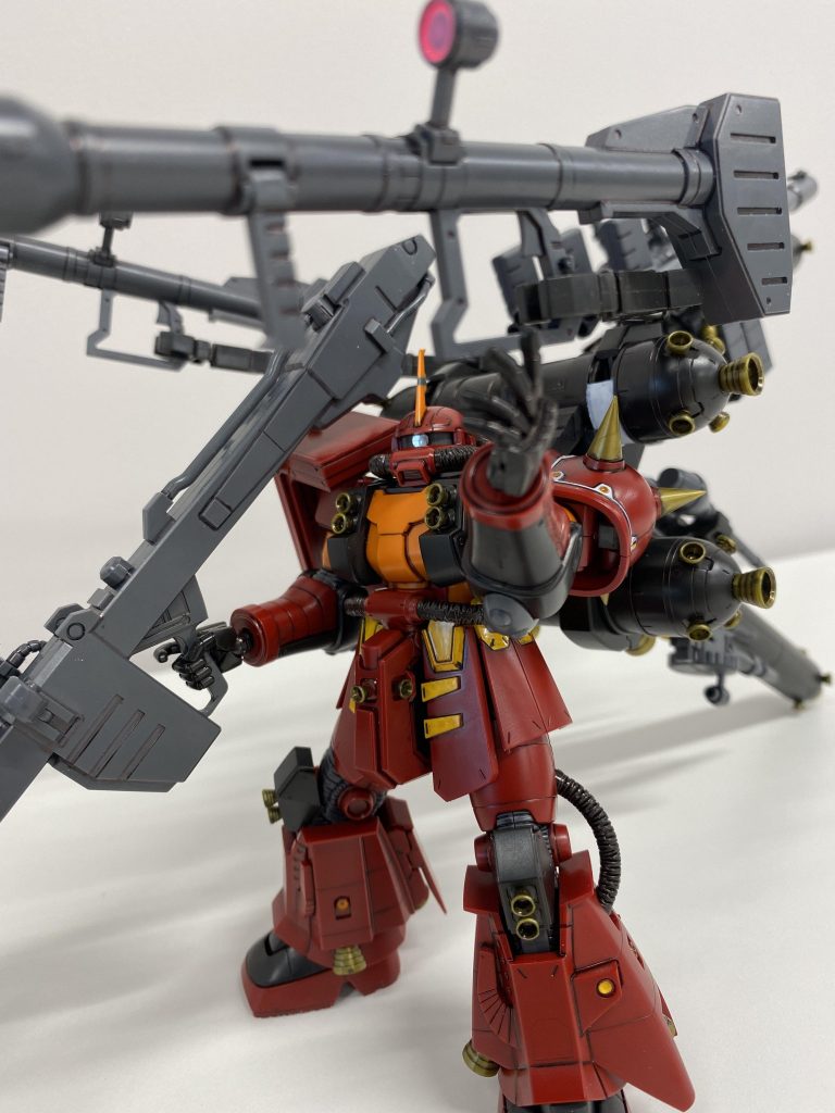 サブアームで武装の変更や攻撃を行うことができます!このサイコザクの場合は、ビーム・バズーカがメイン武装となるので、ジャイアント・バズーカはサブアームに持たせて撃ちます!