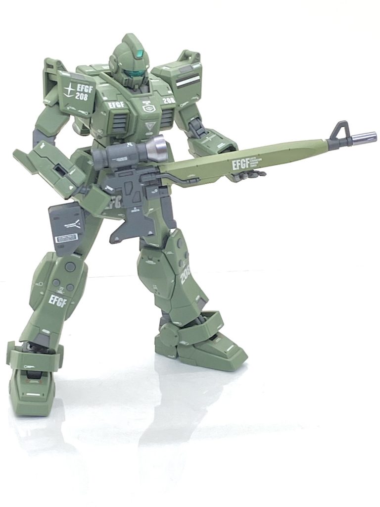 目玉のロングレンジ・ビーム・ライフルは設定ですとハンドガード部がグレーで残りがライトグリーンなのですが成型色がグレーなので設定と逆にしました。それでもケーブルなどはマスキングしないといけませんが・・・こちらの方がホワイト・ディンゴ隊のジム・スナイパーIIが使ったロングレンジ・ビーム・ライフルと近い配色になり、気に入っています。ロングレンジ・ビーム・ライフルは精密平気だと思いますから・・・バレルとスコープ部分はメタリックにし、デカールも多めに貼って派手目にしています。スコープのセンサーのジュエルシールのおかげで大変強そうになりますね。