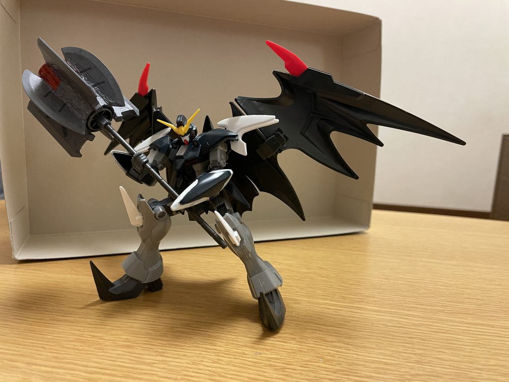 鎚部分(ハンマー表面)ハンマー本体には、丸型と四角型の3つずつの合計6つの刃が交互に囲われており、このハンマー単体でもナノラミネートアーマーやPS装甲をも粉砕出来る凄まじい攻撃力を秘めている。加えて、爆薬を付着させる機能も備わっており、打撃と同時に大爆発を引き起こす事で、戦艦でさえも一撃で粉砕するほどの破壊力を発揮する。この機能は、コンテナ誘爆の危険性さえも、ハンマーの破壊力増強の手段とする事を前提として搭載されたもの。