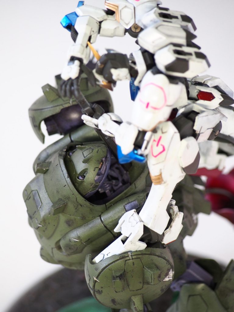 グシオンは、バルバトス を睨みつけるイメージを出す為に、首を延長しています。