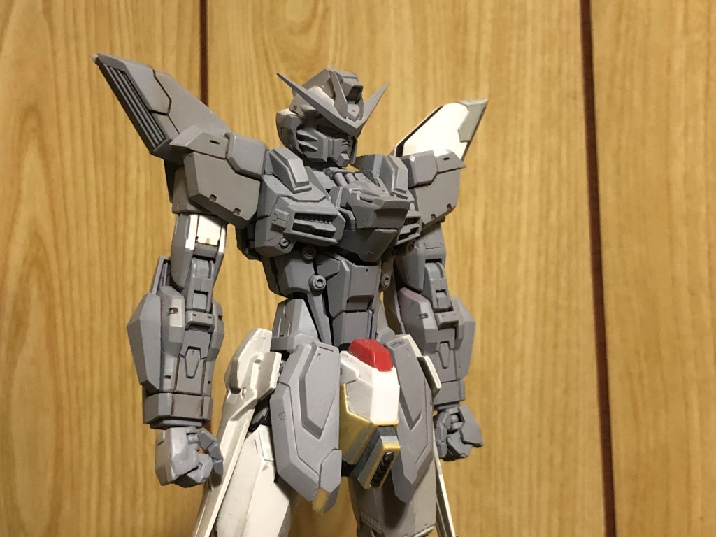 もっとアレンジしてやろうとの事で、肩のエネルギーコンダクターはフリーダムの肘を改造肩はデザインラインを大幅に変更しアレンジ腕はジャスティスから持ってきてますフロントアーマーはXからの流用ですが、そのままだと細い為斜めに2ミリ幅増しし、ここもアレンジを加えてます