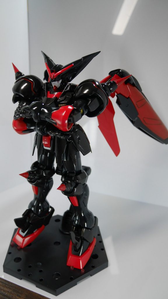 胸部をプラ板で3mm、肩アーマーの上部をパテ盛りで1mm弱くらい肥大化させています。その為、胸部の押し込みギミックを潰しています。また、各所プラ板やディテールパーツで尖らせました。