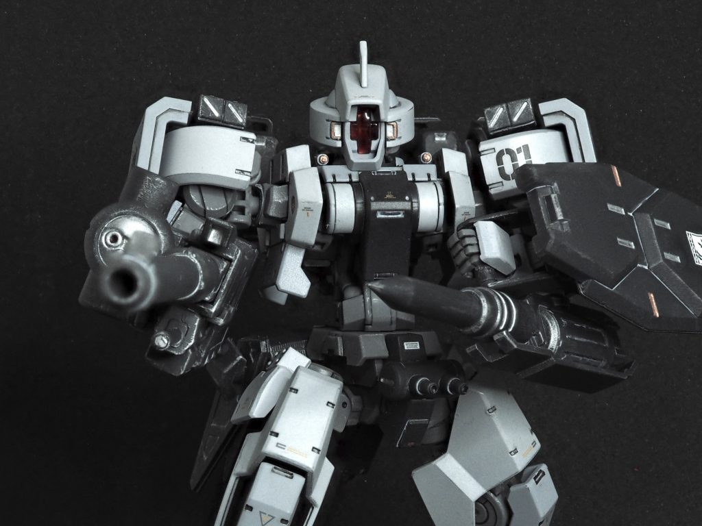 ミサイルポッドがなければならないという謎の使命感で肩上に装備。この位置だとデカい火砲は反動で腕もげそうだな、と思ったというのもあります。