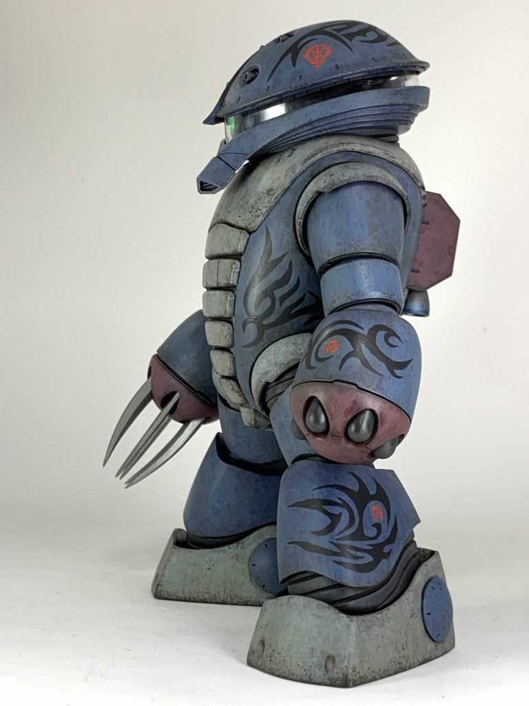 左半身のタトゥーは手書きです。