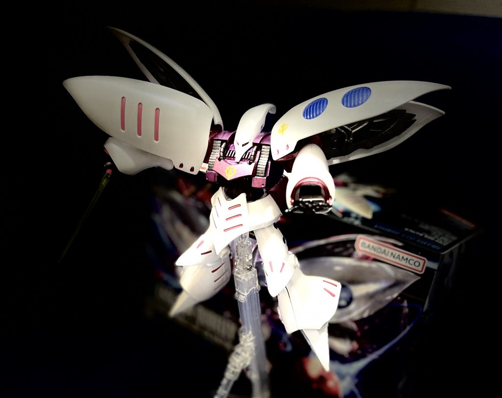 まずは定番のハマーン機です。装甲にはホワイトパール、胴体部分にはメタリックで塗装をしました。