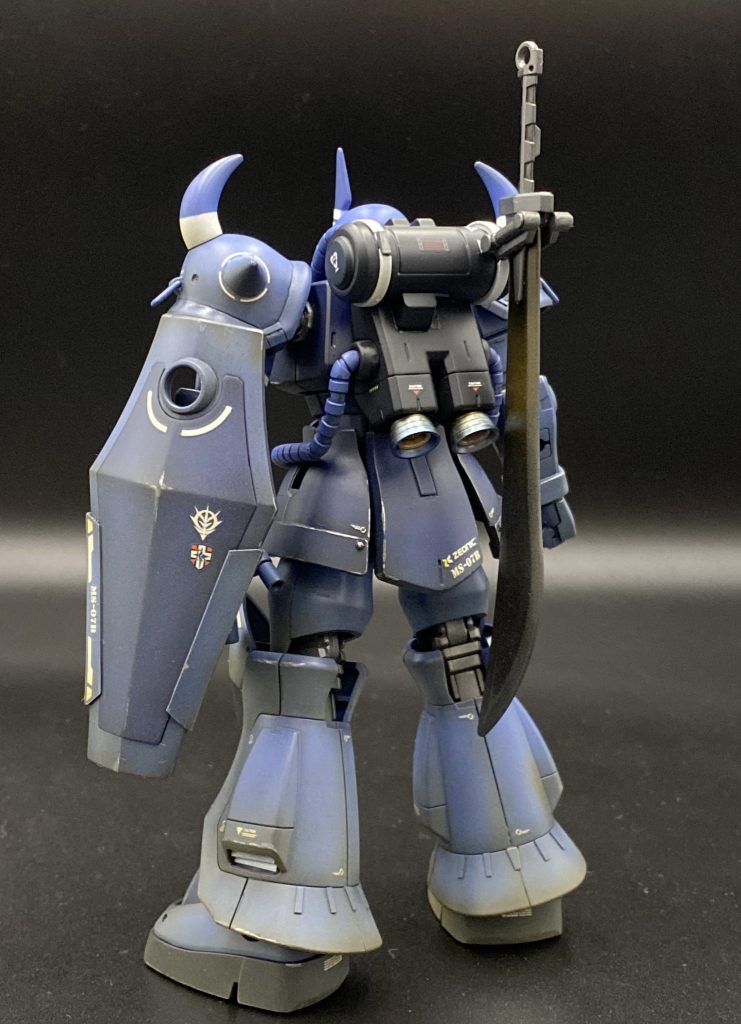 脚部スラスターは味気なかったので開口し、プラ板でフィンを作成。バックパックのバーニアを市販パーツでディテールアップ。出力上げた分稼働時間が減るのはゲリラ屋らしくないと思いタンクを増設。初期型ガンキャノンのスプレーミサイルポッドや関節カバー?などの組み合わせで自作しました。