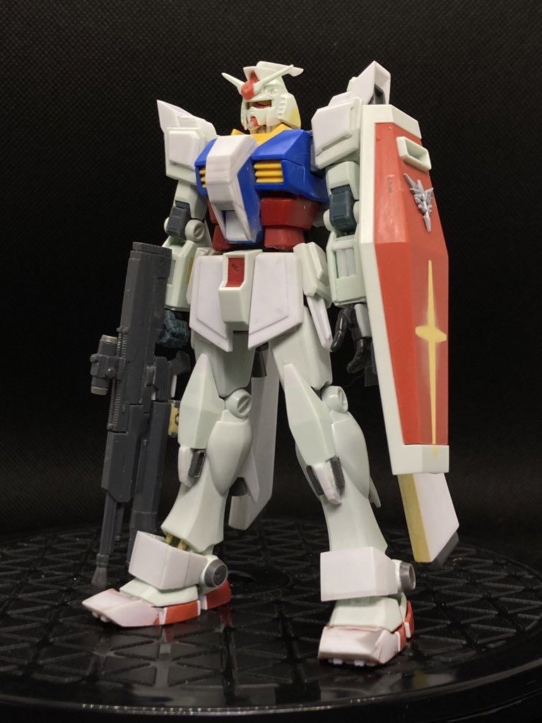 プラ板工作でプロポーション変更やディテールアップ。ビームライフルはコトブキヤのサポートパーツを改造。