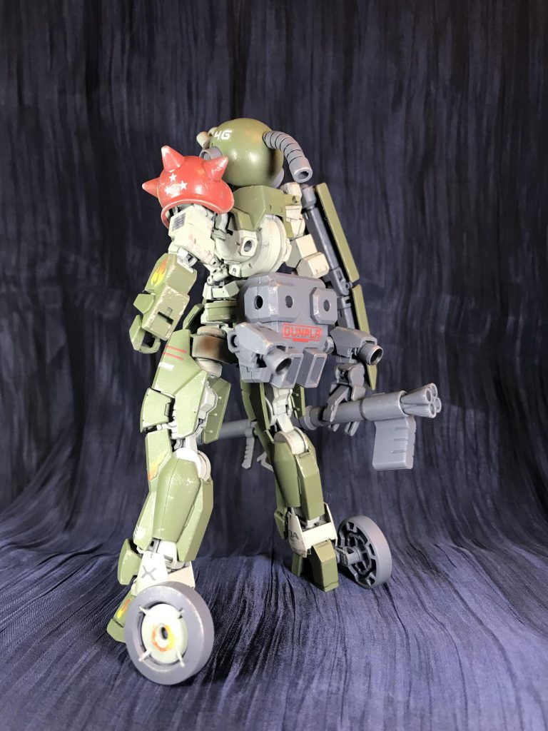 赤い肩はこんな事もあろうかと取ってあったFGザクのものです。後頭部にはハロプラの腕パーツを改造しポニテっぽく配置。