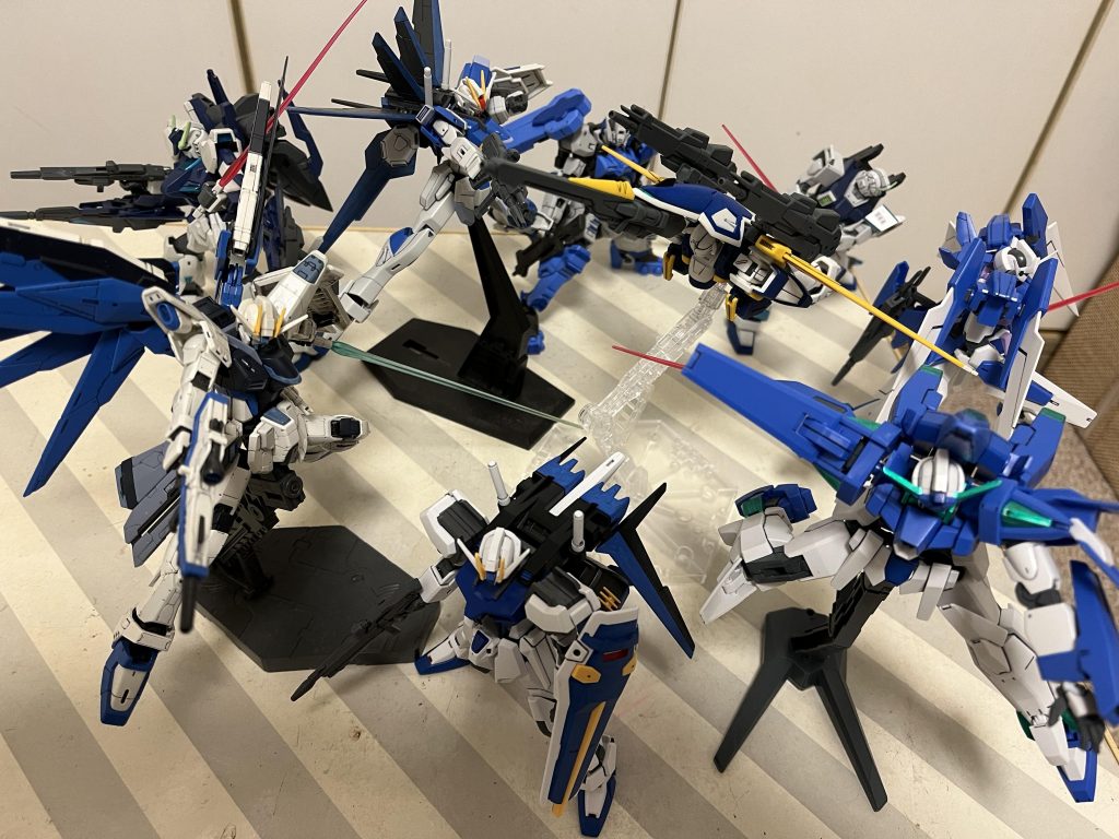 我が家のオールガンダムブルー化プロジェクトの歴代被害者達と集合撮影。ガンスタに投稿してる物も多いので良かったら見ていってやってください。