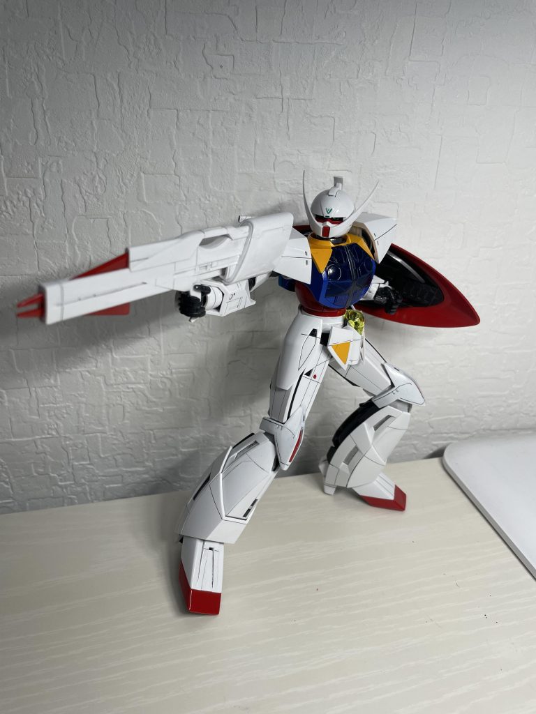 SEEDポーズ?ですwww神キットですね。さすがMG100体目の節目のキット、ずっと触って動かしたくなります。塗装が剥げるので自重してますが。