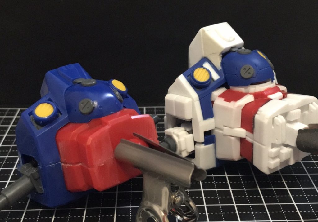 胸部、腹部。幅マシ、延長、肩と腹部の接続部制作。胸のエアインテークを外側にずらして設置。 