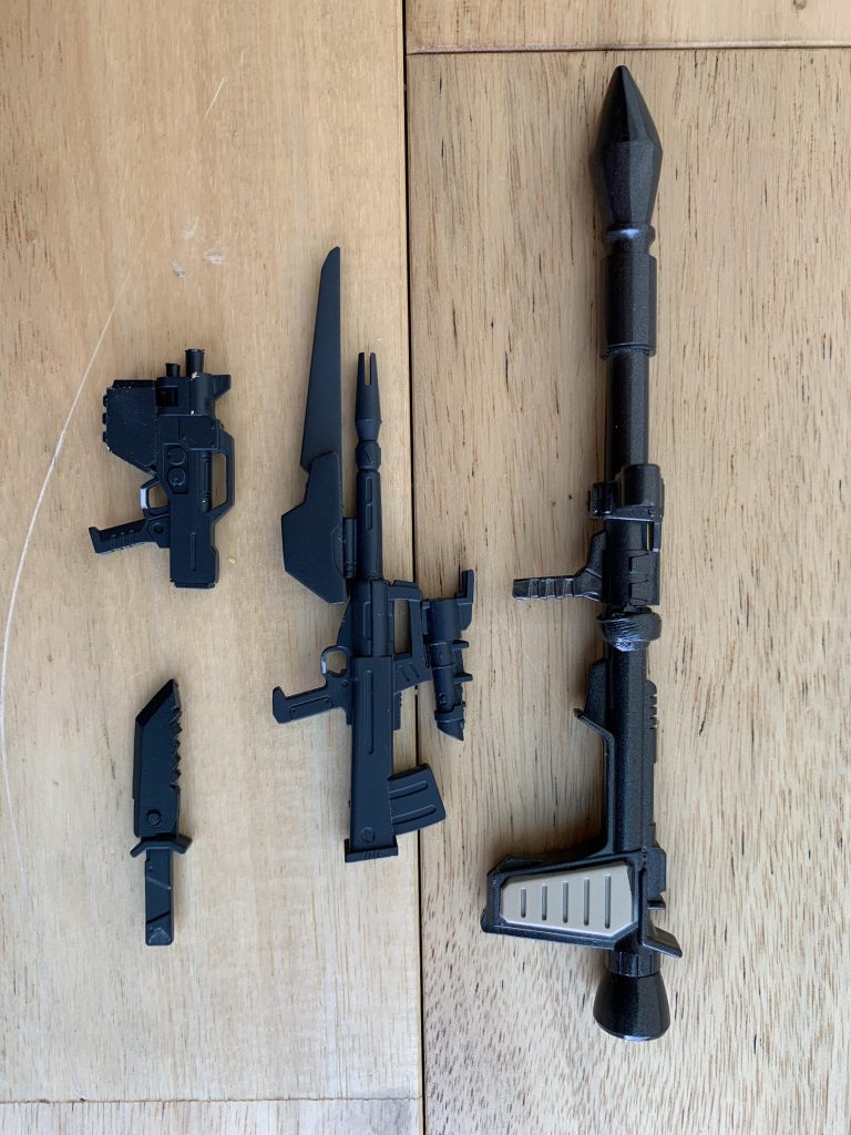 シールド以外の武器を全て自作しました。ガンダムのハイパーバズーカをアレンジし、シュツルムは、ポリパテで自作。ビームライフルは、ジムスナイパーのビームガンと既存のビームライフルをミキシング。荒野行動的な武器にアレンジ。近接小銃は、既存のビームライフルをぶった斬り、プラ板で持ち手部分を自作。プログレッシブナイフ的なナイフも、プラ板を張り合わせ、ヤスリで仕上げてます。