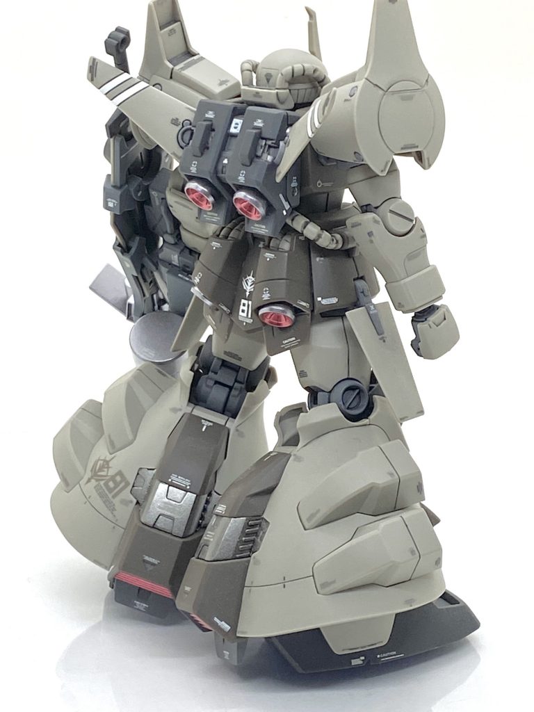 表面処理はほぼ合わせ目が無いのでゲート処理だけで済むので楽は出来ました。ただディテールは結構甘いのでそういう箇所はタガネや目立てヤスリなどでケガキ、墨入れしやすくしています。墨入れで墨が残らず入れ直す事より、手間は掛かりますが最初からモールドの甘い箇所をケガいていた方が安心して作業出来ますから、今は必ずやる様にしています。