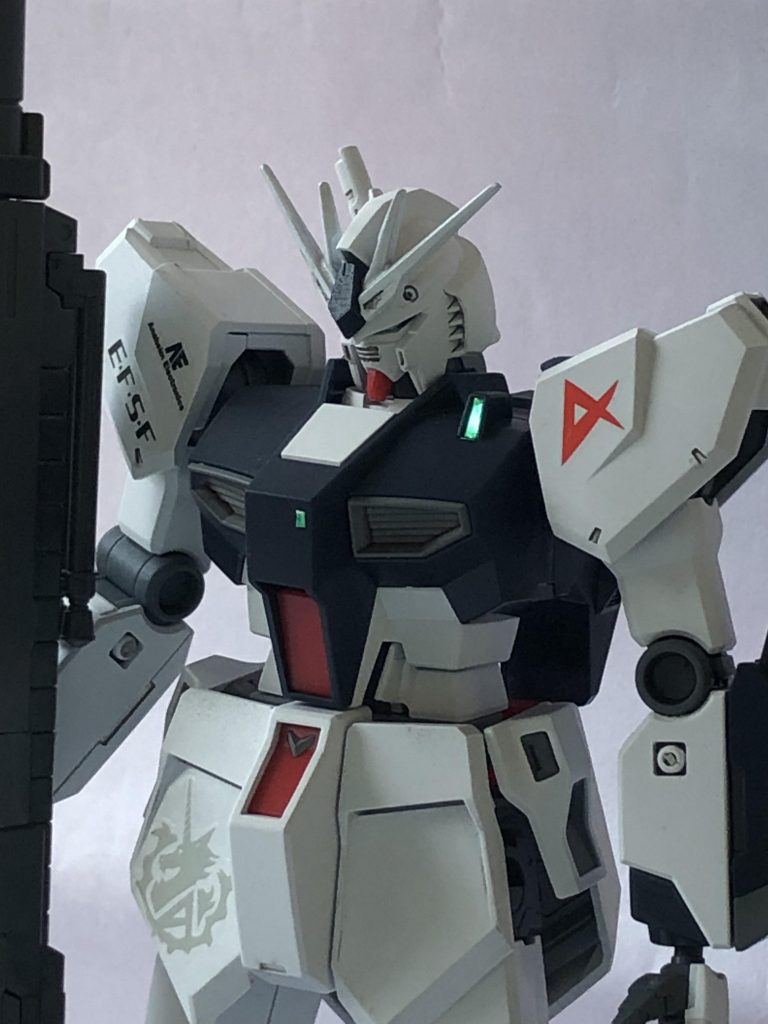 小改造は、ホビージャパンウェブに紹介されていた方法を自分なりに解釈して施しました。肩カバーや、リアカバーの裏面を塗装するのは、効果抜群ですね。グッと引き締まります。