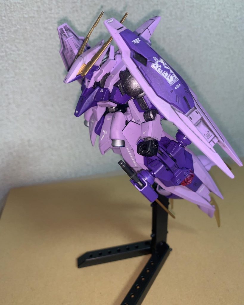 ボードウィン家の家紋をデカールで両側に貼っています。