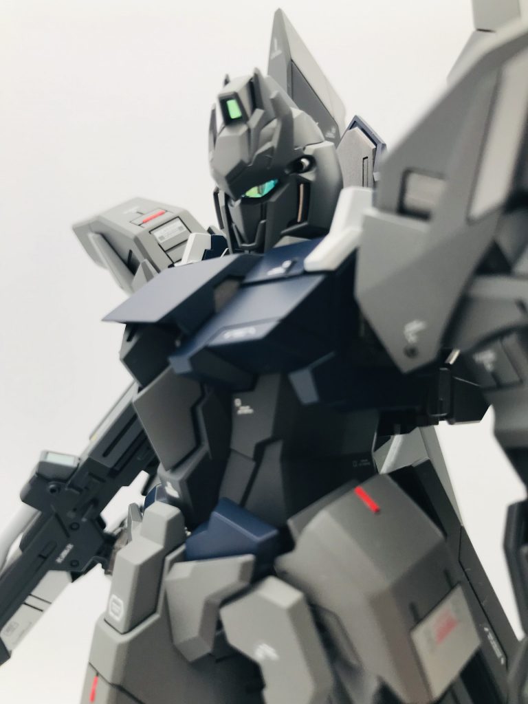 モノアイはホログラムフィニッシュを貼ってます。