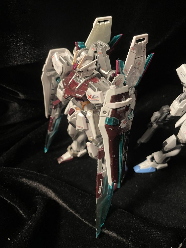 そして最後に、『シールドストライク』。前述の余った本体と、余ったシールド2枚持ちで組み合わせたら案外いい感じでした。そういえばと思い立ち、ジャンクパーツのユニコーンガンダムのシールドも持ち出して、シールド4枚のサンボルじみた機体になりました。手持ち武器は、エグゼニスウイングの余ったソードライフルを持たせました。