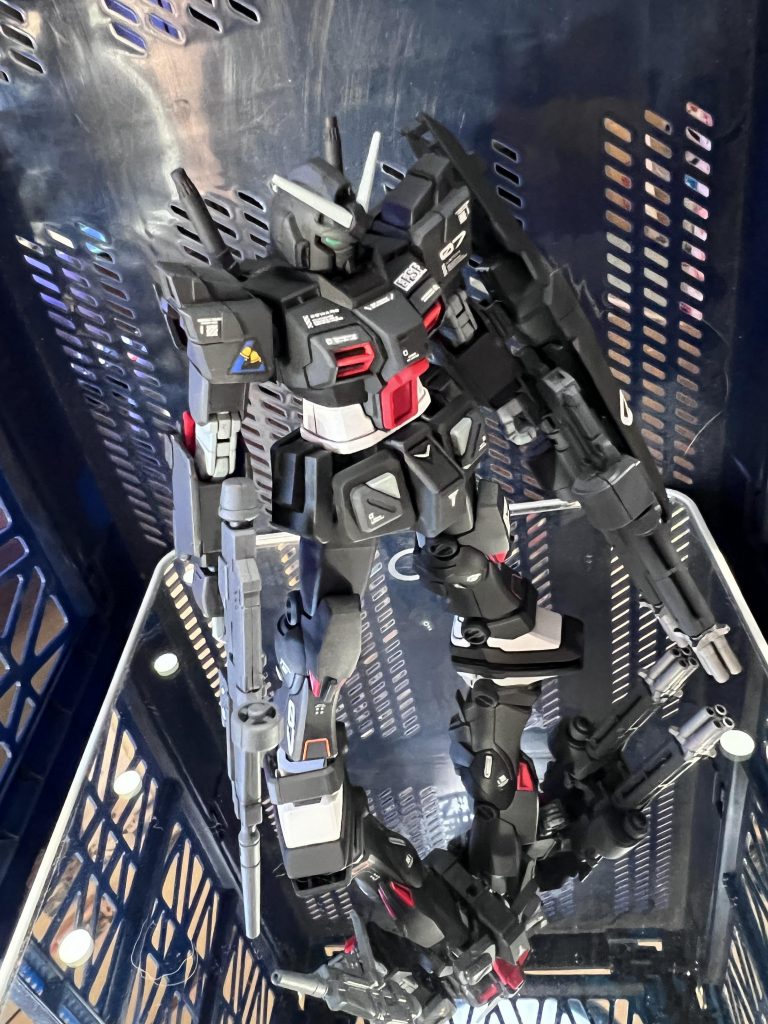 ラバーブラックとマットブラックで塗装シールドにガトリングを装備