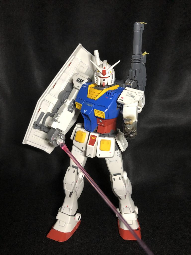 ライターで左腕を熱切断表現した段階の写真です。この時点でも結構カッコよく出来てますね。素組でこのディテール、MGはやはり凄いですね。