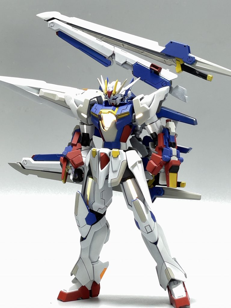 正面です最大の特徴であるEユニットはセブンソードの大剣＋コトブキヤのサムライマスターソードを使用してます！ここが上手く纏まったおかげで完成目指そうと思いました。蛍光塗料を一部に使って覚醒状態の再現をしてみました！