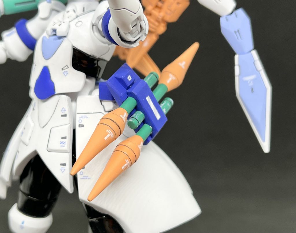 予備弾頭はHGIBバルバトスの腕部迫撃砲と1/144さんドラックカスタムのバーニアノズル等を組み合わせ、HGUCジェスタのグレネードラックで固定。