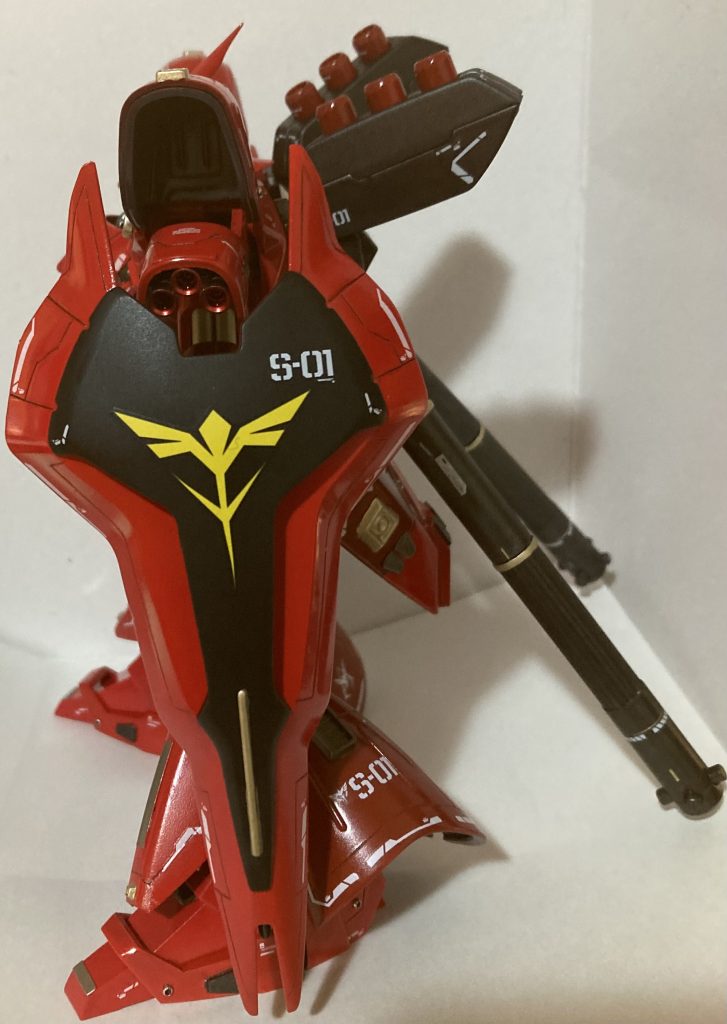 ボディは光沢、シールドの黒い部分やバックパックはつや消しで仕上げています。