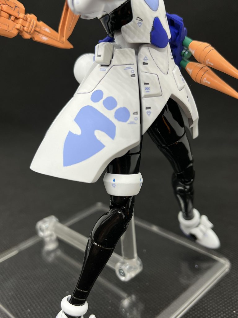 パーソナルマーク(?)の人参はマスキング塗装で。