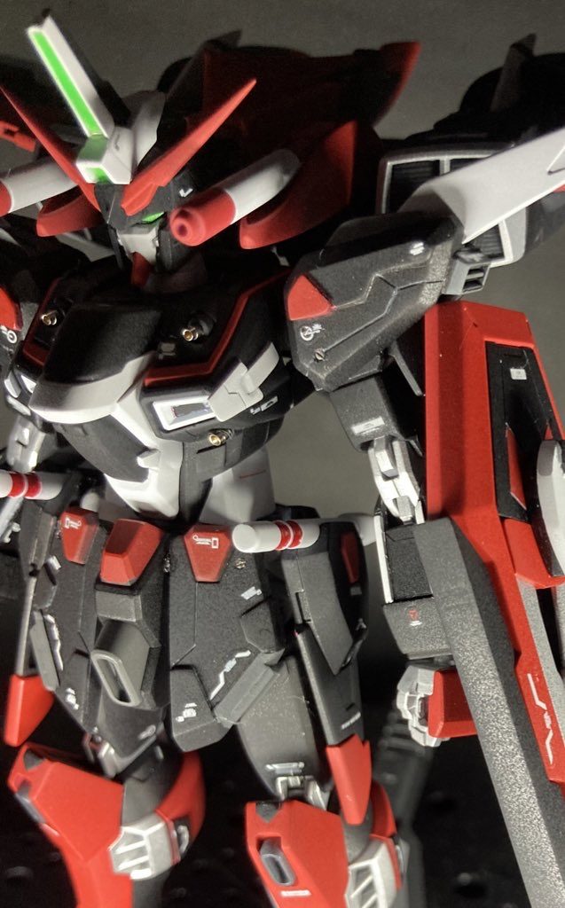 各所にメタルパーツを使用。ブラックとレッドの塗装にアクセントをつけました。