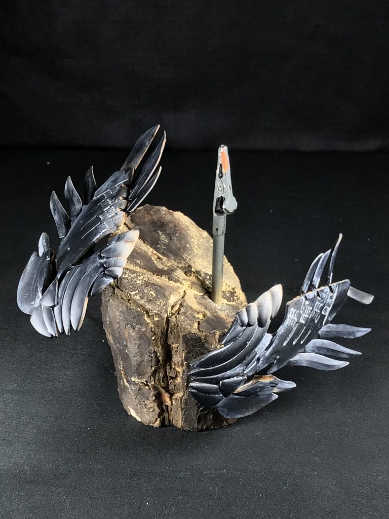 台座カブトムシ用の木をホームセンターで買ってきてカットして色付けしました。黒雲はRG ZEROカスタムから頂戴いたしました。ゼロカスが羽根無しになってしまったのでそのうち再利用しようと思います。持ち手で持っているので角度は自由自在です。