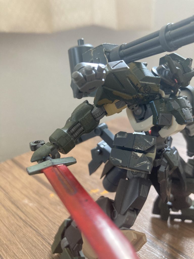 右肩にはスモークグレネードを