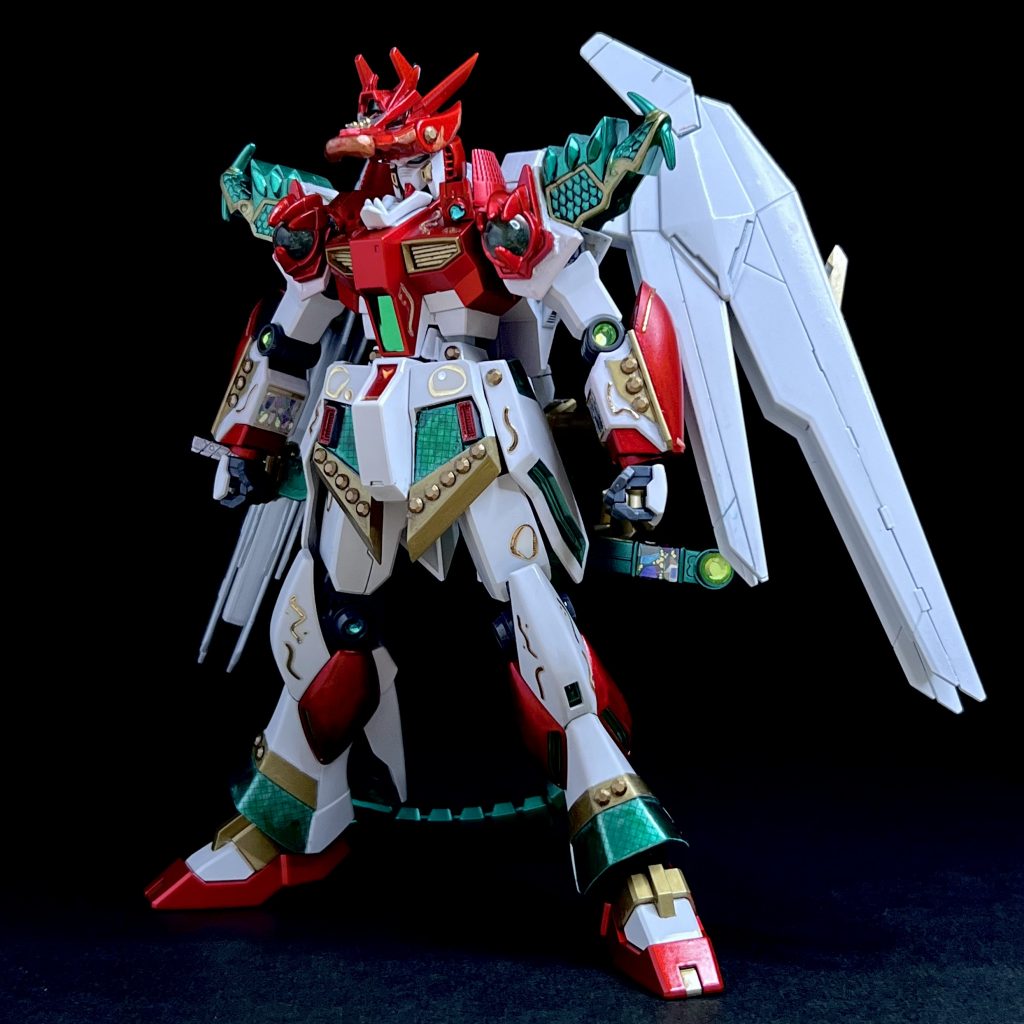 ▲ウイング装備νのバックパックにフリーダムのウイングの基部ごと移植しています。尻尾はガンダムナタクのドラゴンハングを加工しています。バックパックはとても重く、腰が反ってきてしまいます...