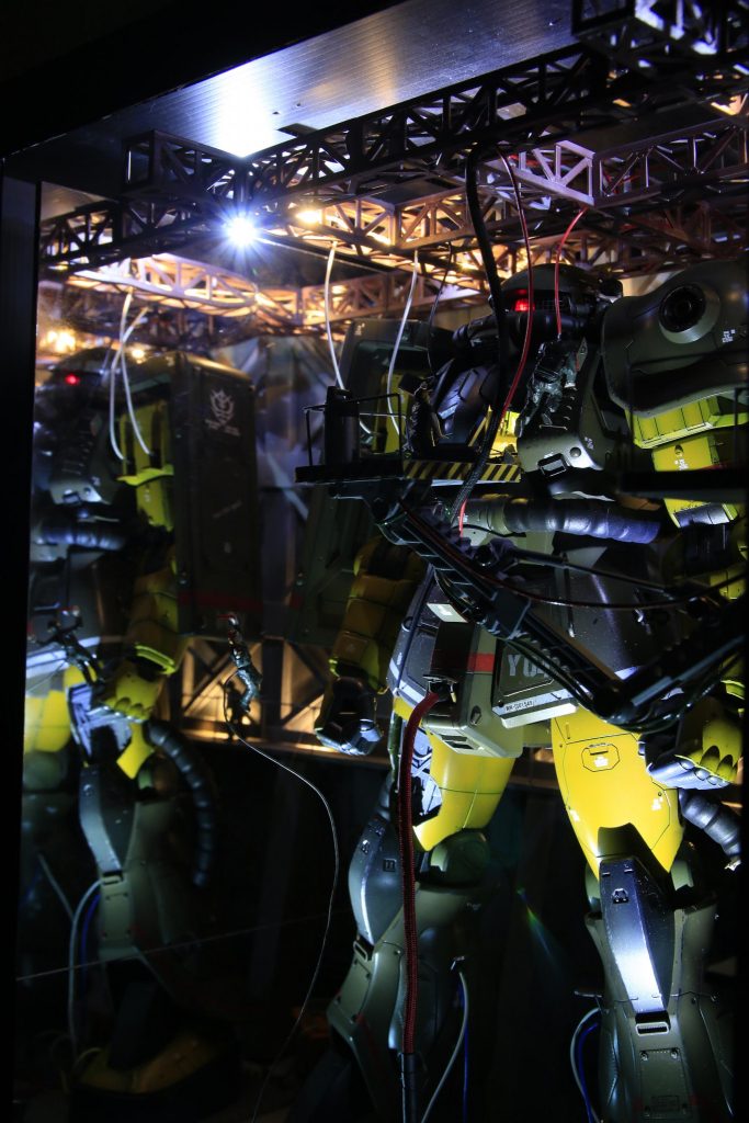 壁の一面を鏡にする事で、より空間の広がりを強調しました。ザクも、もう一機おまけでついてきます。