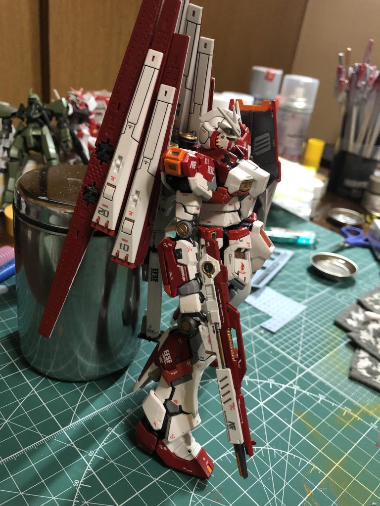 ビームライフルの差し色に金で塗装筆塗りがあまく、ムラ、はみ出しが酷く見て見ぬふりをして楽しみます