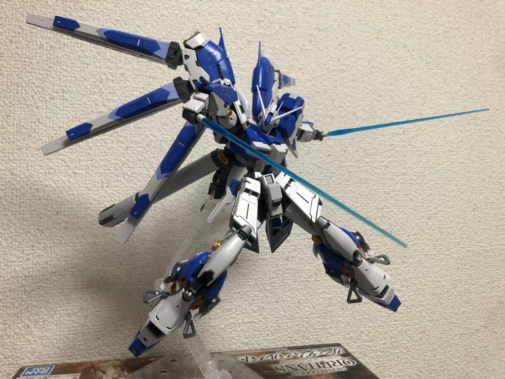 ビームサーベルサーベルは左右バックパックと左腕部に3基収納。左腕部は取り付け方向を変えれば、収納した状態でビームサーベルが出せる。説明書に特に説明もないから多分使用ではない？武器持ち手は上下に可動する軸がありますが、下方向にはあまり動かない印象。平手パーツにも上下に可動する軸があるので、結構デタラメな表情付けも出来る。やはり全てのキットに両平手は用意すべき(平手パーツ過激派)。右腕部ガトリング砲は手首をグイッと曲げることで砲身が可動する。こう見ると武器豊富だねHi-νガンダム。