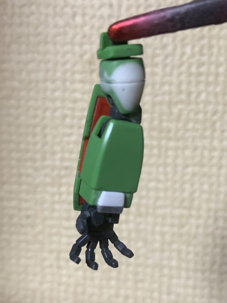 二の腕パーツにもSSP瞬間接着パテを盛り樽状に成形した後、横に筋彫りを入れます。袖口にはディテールパーツとプラ板を接着後に成形。