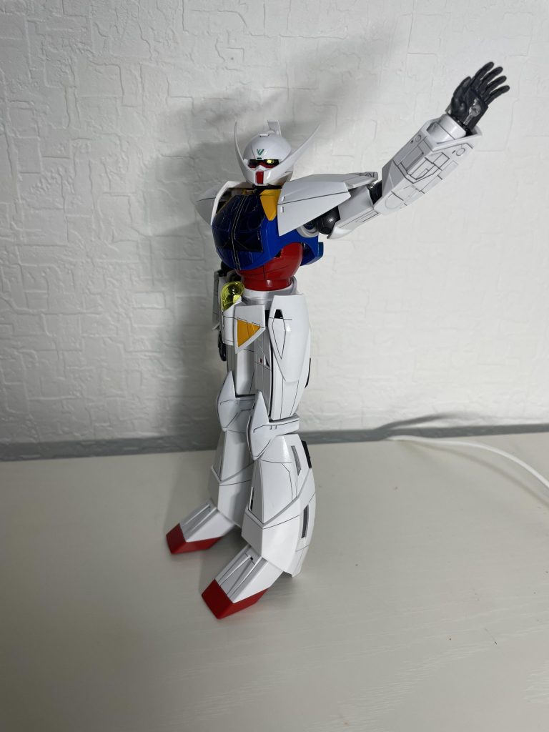 残念ながら月光蝶エフェクトが無い上、台座を切らしてしまったので、あまり躍動感を出せるポーズができませんが、素晴らしいキットで組んでてすごく楽しかったです。もうちょっと部分塗装できたかもしれないんですが、私は作る時は原作アニメを参考にしておりますので、ターンエーって大体真っ白なんですよねぇ。次は非常に状態の良いバウが手に入ったので、今度は部分塗装盛り盛りにしてまた投稿します。