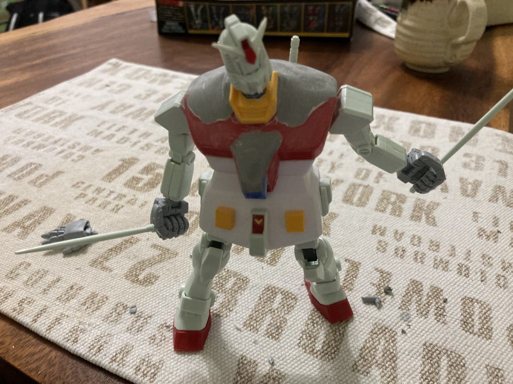 旧キットジムの1/100のボディをパテ盛り加工して猫背に、ジムボディにガンダムFGパーツを無理矢理ひっつけて違和感を出しています^ ^