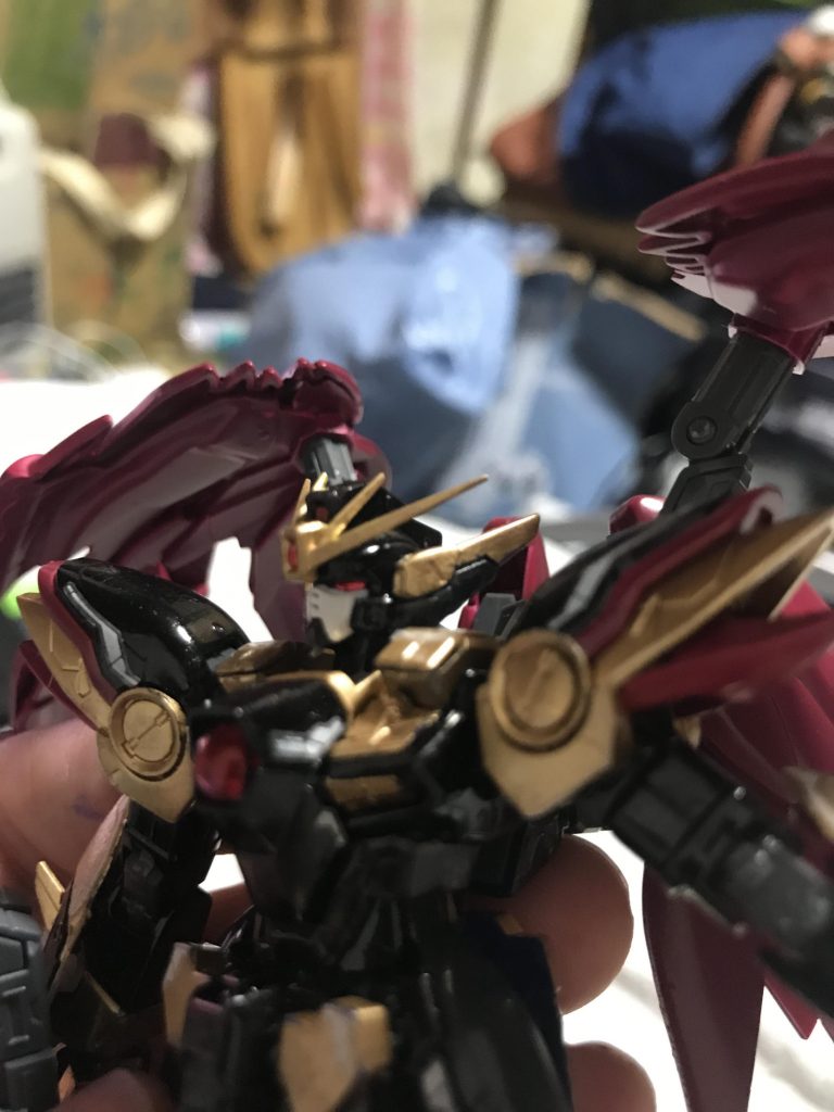 ラピーテープの赤を使いツインアイに貼っています。