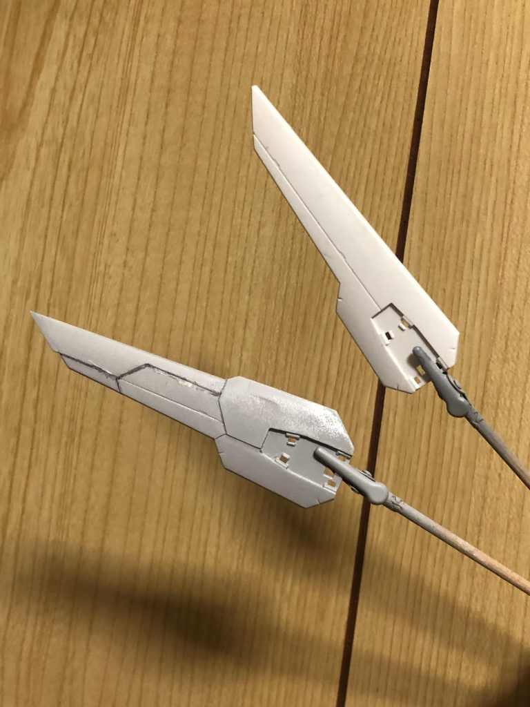 制作中もっとも苦労したリフレクターどの方を見てもあまりディテールを増やしてる作品が無く、貼り付けるデカールの都合もあり細かくスジ彫りも出来ない状況でした