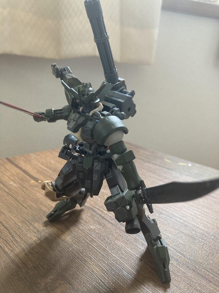 右腰の鞘にヒートサーベルを二本装備、色が違うけど威力は変わりません。