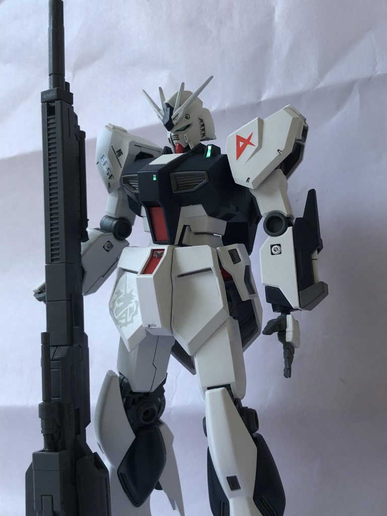 EGシリーズは、ガンダム、ストライク、今回のνと、毎回製作しています。入手し易く、なんと言っても安価なのが良いです。イエローの成形色が玩具っぽかったので、余っていたミディアムグレーをスプレー塗装し、変更しました。それ以外は成形色です。結果、ファーストロットカラーに似通ったようです。