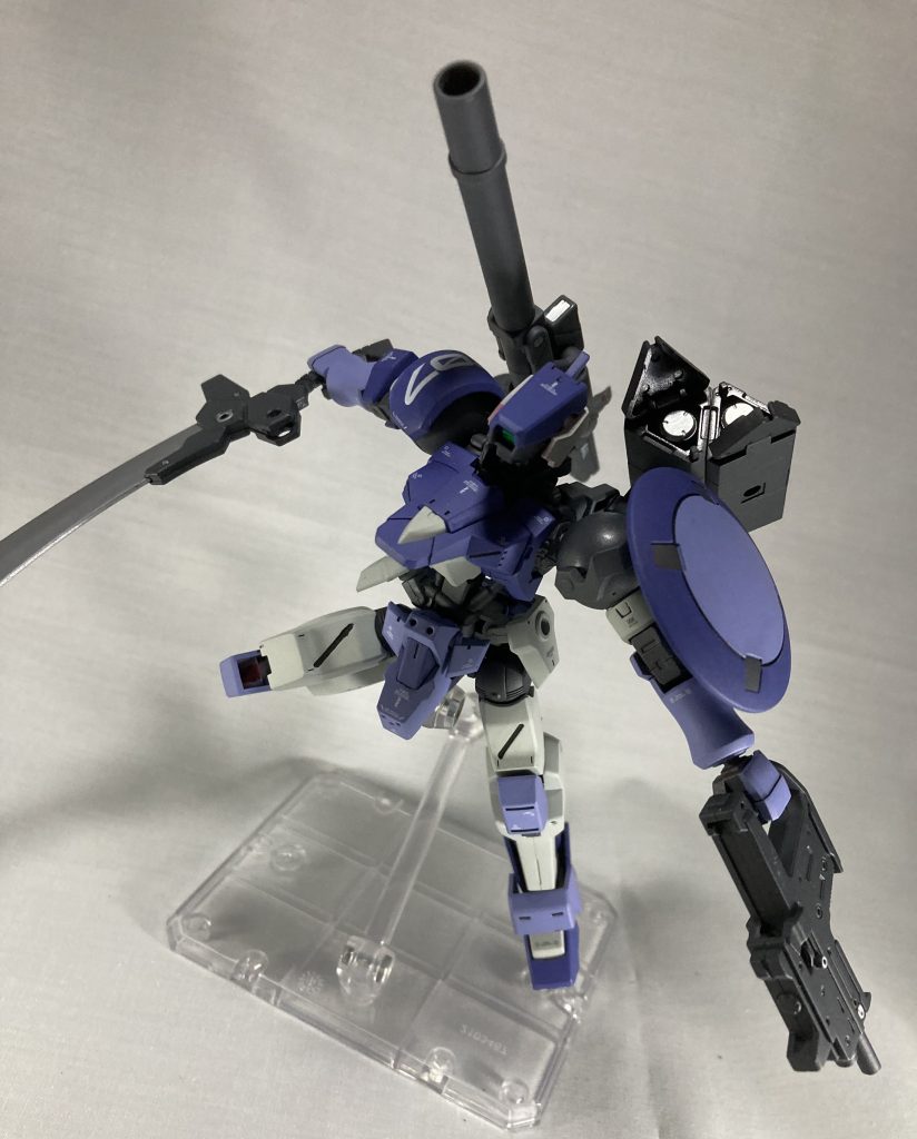 元の夢日記ではミサイルポッドは両肩に設置されてたんですが個人的な趣味による改変でミサイルポッドとキャノンをつけました