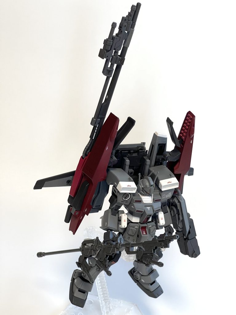 ライフルマウントしてスピアを装備。ミサイルオープン。前作ガルバルディBをご覧の方には写真一枚目からバレバレでしたが、例のエンブレムが肩にあしらってありますので例によって弊チームメンバーの愛機モチーフシリーズ　05番機でした。アーマードコアVというゲームが昔あったのですが、05番の彼はハイリスクハイリターンな武器の扱いが上手く、なんかの放送中にバトルロイヤルの敵を一人で皆殺しにしたという好プレー回がありまして、そのときの凶器がグラインドブレードという回転刃を何本も束ねた近接の化け物みたいな武器であったため、「格闘突貫」「大物喰い」として本機の武装のイメージ元になっています（多数のビームサーベルを連装したスピア、大型クローシールド）