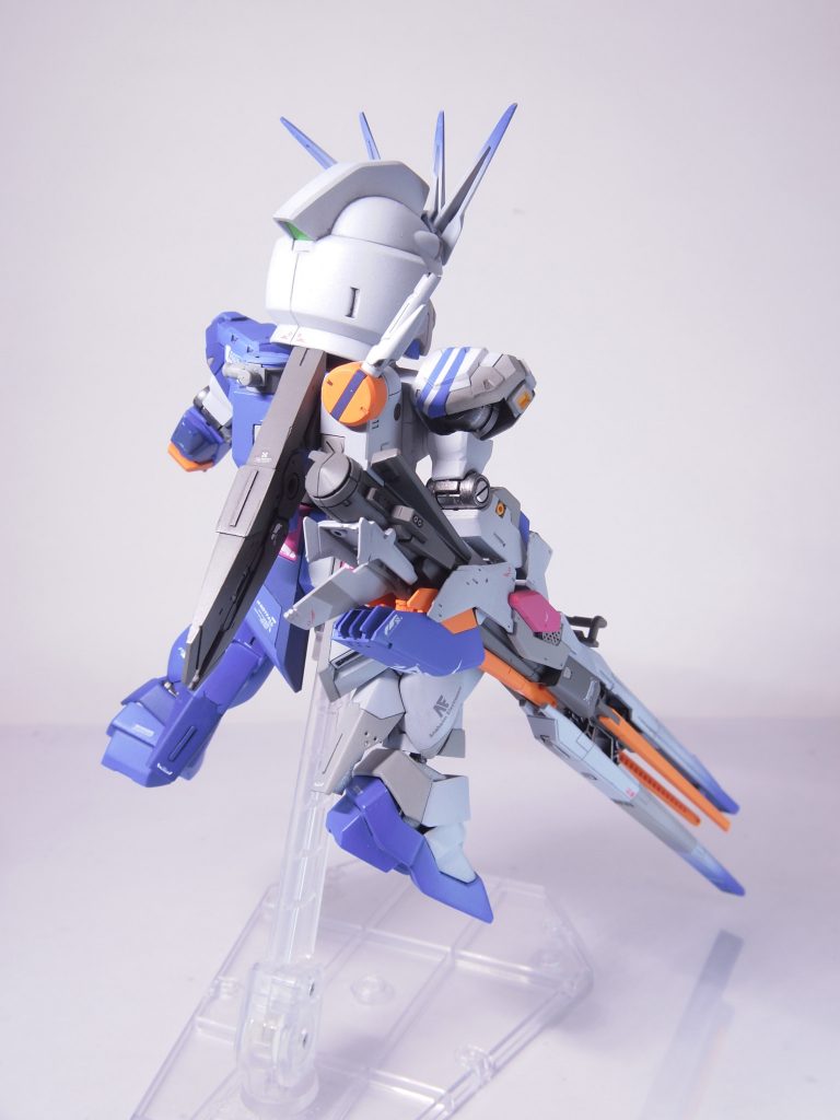 バックパック中央の隙間が個人的に好みではないので、30MM「エスポジットβ」の銃でスタビライザー的なパーツを新造。ジョイントを使って可動するようにしました。